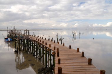 Carrasqueira 'daki Cais Palatifico rıhtımı ve rıhtımı Sado Nehri Estuary' de.