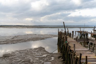 Carrasqueira 'daki Cais Palatifico rıhtımı ve rıhtımı Sado Nehri Estuary' de.