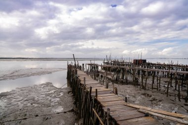 Sado Nehri Estuary 'deki Cais Palatifico' daki kırık eski rıhtım ve iskelelerin manzarası.