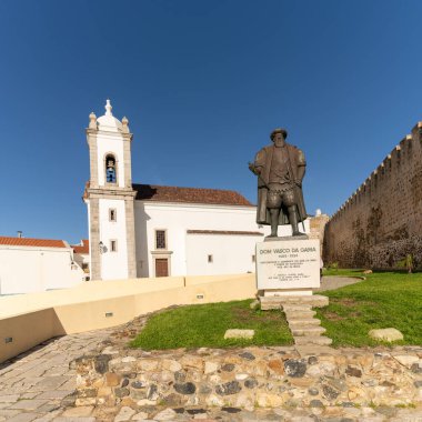 Sines, Portekiz - 20 Aralık 2020: Memleketi Sines 'deki Vasco da Gama heykeli