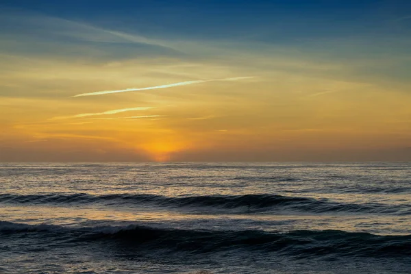 Belo Pôr Sol Sobre Oceano Com Céu Colorido Ondas Grandes — Fotografia de Stock