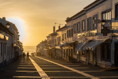 Porto Covo, Portekiz - 20 Aralık 2020: İnsanlar Rua Vasco da Gama 'da akşam yürüyüşünün tadını çıkarıyor