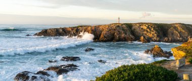 Günbatımında Alentejo kıyı şeridi ve Porto Covo deniz fenerinin panorama manzarası