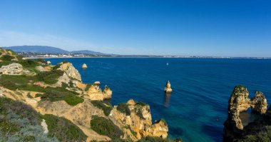 Portekiz 'in güzel Algarve bölgesinde engebeli vahşi kıyı manzarası