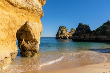 Algarve 'de kaya oluşumları ve turkuaz suları olan cennet gibi güzel bir sahil.