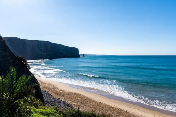 Una Vista Bahía Arrifana Con Playa Dorada Acantilados Empinados —  Fotos de Stock