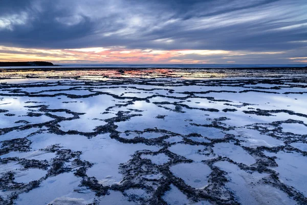 Vacker Solnedgång Över Havet Med Stenig Strand Och Tidvattenspooler Förgrunden — Stockfoto