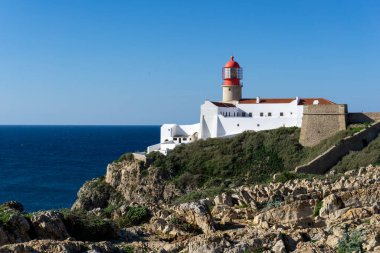 Portekiz 'in Algarve kıyısındaki Cabo da Sao Vicente deniz fenerinin manzarası.