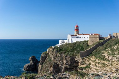 Portekiz 'in Algarve kıyısındaki Cabo da Sao Vicente deniz fenerinin manzarası.
