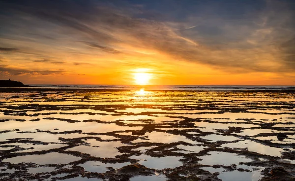 Una Hermosa Puesta Sol Sobre Océano Con Playa Rocosa Piscinas — Foto de Stock