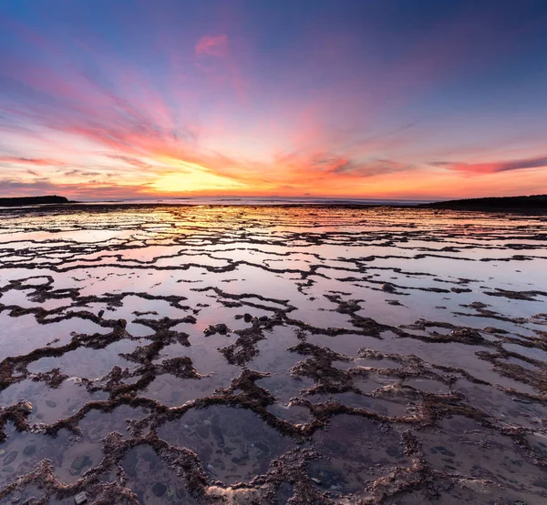Vacker Solnedgång Över Havet Med Stenig Strand Och Tidvattenspooler Förgrunden — Stockfoto