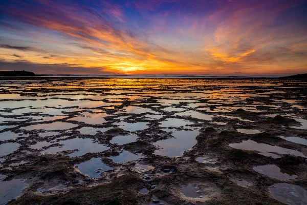 Una Hermosa Puesta Sol Sobre Océano Con Playa Rocosa Piscinas — Foto de Stock