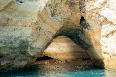 Portekiz 'in Algarve kıyısındaki Benagil Mağarası manzarası