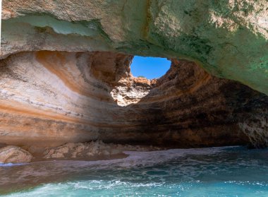 Portekiz 'in Algarve kıyısındaki Benagil Mağarası manzarası
