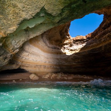 Portekiz 'in Algarve kıyısındaki Benagil Mağarası manzarası