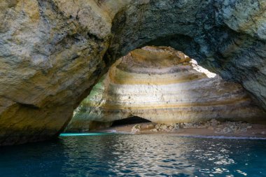 Portekiz 'in Algarve kıyısındaki Benagil Mağarası manzarası