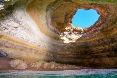 Portekiz 'in Algarve kıyısındaki Benagil Mağarası manzarası
