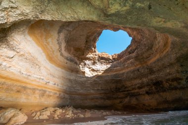 Portekiz 'in Algarve kıyısındaki Benagil Mağarası manzarası