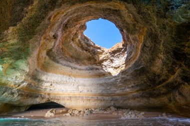 Portekiz 'in Algarve kıyısındaki Benagil Mağarası manzarası
