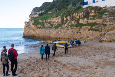 Benagil, Portekiz - 30 Aralık 2020: Birçok turist Portekiz 'deki Algarve Sahili' nde tekne turuna çıkmak için bekliyor