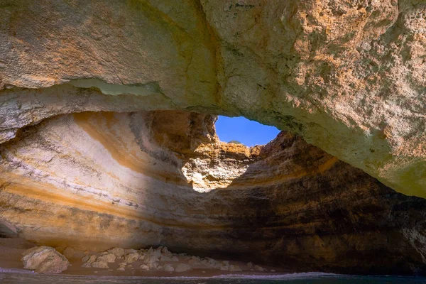 ポルトガルのアルガルヴェ海岸にあるベナギル洞窟の内部の景色 — ストック写真