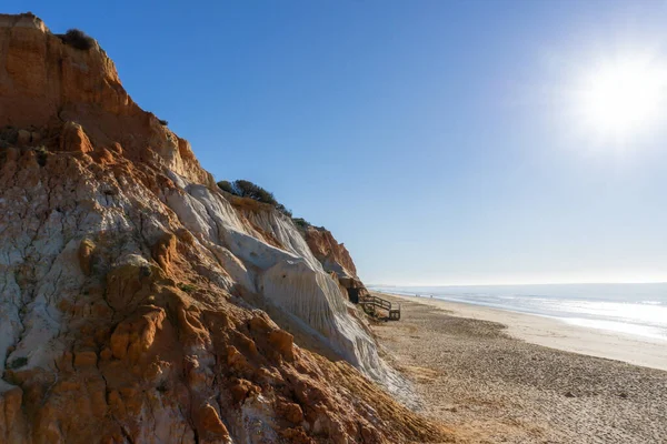 Una Vista Una Amplia Playa Vacía Arena Dorada Con Coloridos —  Fotos de Stock