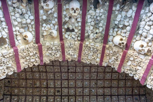 ポルトガルのファロ 12月2020 ファロの骨の礼拝堂に近い頭蓋骨と骨 — ストック写真