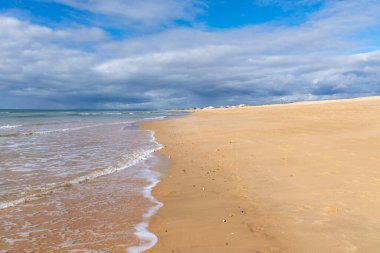 Portekiz 'deki Algarve' de kocaman boş bir kumsal.