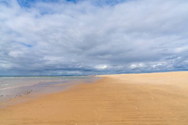 Portekiz 'deki Algarve' de kocaman boş bir kumsal.