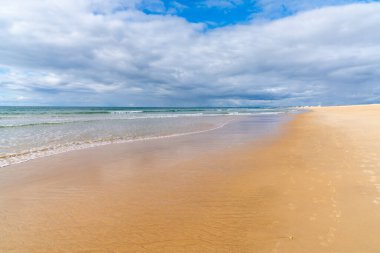 Portekiz 'deki Algarve' de kocaman boş bir kumsal.
