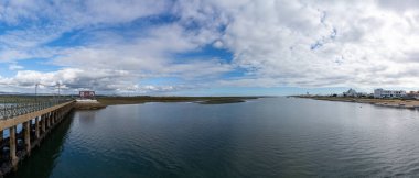 Faro, Portekiz - 4 Ocak 2021: Faro Adası 'na giden eski köprünün manzarası ve Portekiz Algarve plajı