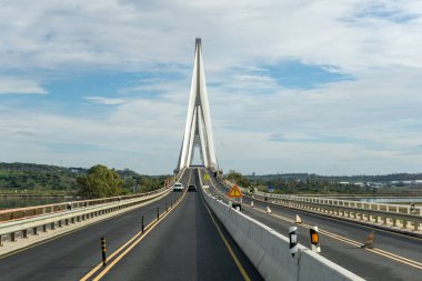 Castro Marim, Portekiz - 5 Ocak 2021: Puente Internacional de Guadiana 'da inşaat alanı ve trafik
