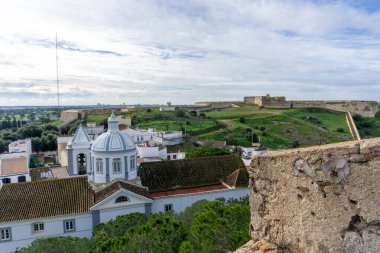 Castro Marim, Portekiz - 5 Ocak 2021: Castro Marim 'in resimli köyü ve arkasındaki kale