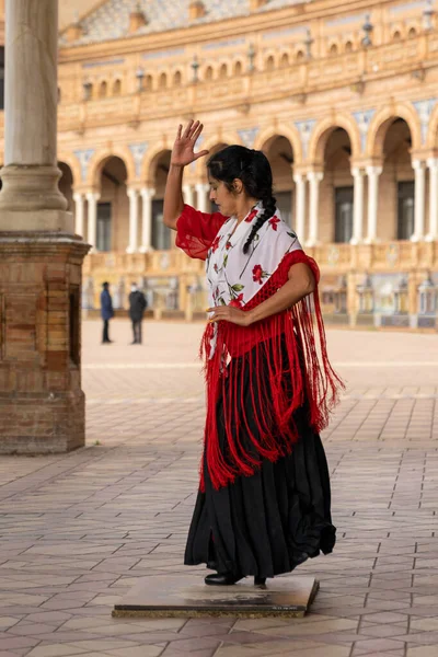 Sevilla Spanien Januari 2021 Passionerad Flamencodansare Kvinna Färgglada Kläder Dansar — Stockfoto