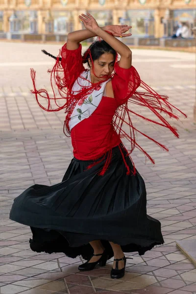 Sevilla Spanien Januari 2021 Passionerad Flamencodansare Kvinna Färgglada Kläder Dansar — Stockfoto