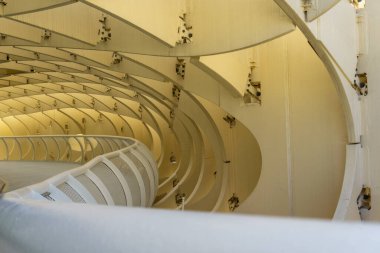Seville, İspanya - 10 Ocak 2021: Sevilla 'daki Metropol Şemsiyesi' nin koridorlarının ve eğri büğrü ahşap yapısının ayrıntılı görünümü