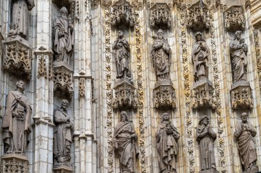 Seville, İspanya - 10 Ocak 2021: Seville 'deki tarihi katedralin mimari ayrıntıları ve heykelleri