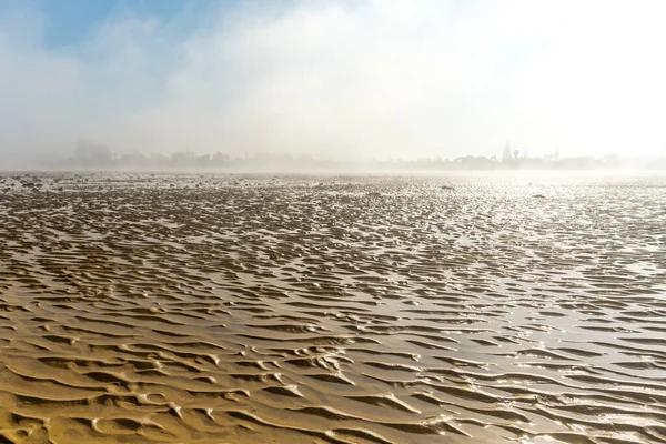 Eine Nebellandschaft Die Sich Bei Ebbe Über Einem Endlosen Wattenmeerstrand — Stockfoto