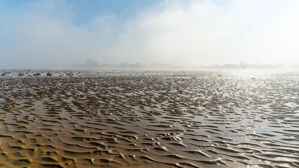 Ett Panoramalandskap Dimma Som Lyfter Över Ändlös Vaggad Havsstrand Vid — Stockfoto