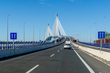 Cadiz, İspanya - 16 Ocak 2021: Cadiz Körfezi 'ndeki Puente de la Constitucion de 1812 Köprüsü trafiği