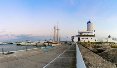 Puerto de la Duquesa, İspanya - 22 Ocak 2021: Endülüs 'teki La Duquesa limanı ve limanı gün batımında