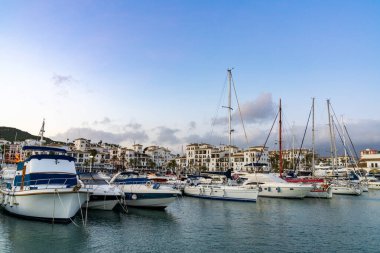 Puerto de la Duquesa, İspanya - 22 Ocak 2021: Endülüs 'teki La Duquesa limanı ve limanı gün batımında