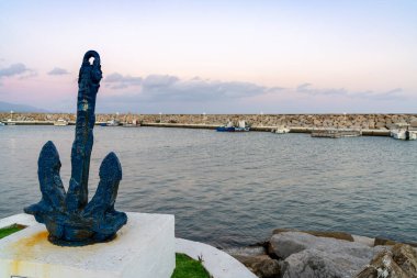 Puerto de la Duquesa, İspanya - 22 Ocak 2021: Endülüs 'teki La Duquesa limanı ve limanı gün batımında