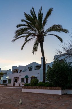 Puerto de la Duquesa, İspanya - 22 Ocak 2021: Gün batımında La Duquesa 'daki tipik beyaz Endülüs binaları