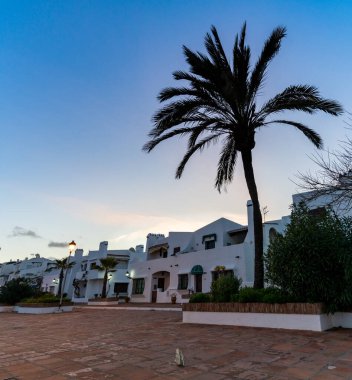 Puerto de la Duquesa, İspanya - 22 Ocak 2021: Gün batımında La Duquesa 'daki tipik beyaz Endülüs binaları