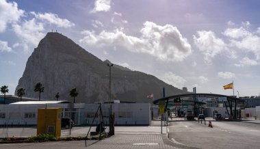 La Linea de la Concepcion, İspanya - 22 Ocak 2020: Coronavirus tecridi sırasında Brexit 'ten sonra İspanya-Gibraltar sınır kapısının manzarası