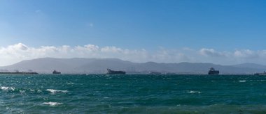 La Linea de la Concepcion, İspanya - 22 Ocak 2020: Cebelitarık Körfezi 'nde yük gemileri ve konteyner gemileri kargo boşaltmak için bekliyor