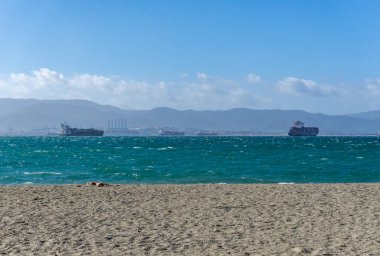 La Linea de la Concepcion, İspanya - 22 Ocak 2020: Cebelitarık Körfezi 'nde yük gemileri ve konteyner gemileri kargo boşaltmak için bekliyor