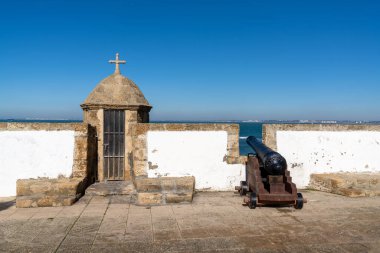 Cadiz limanında tarihi top ile eski şehir duvarının manzarası ve siperler
