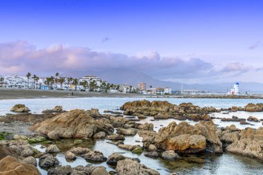 Endülüs 'te La Duquesa' daki sahil ve liman manzarası